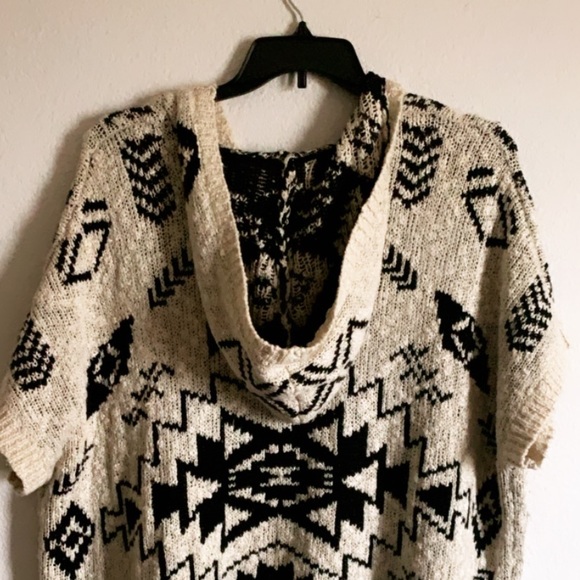 Forever 21 Aztec print poncho - Picture 5 of 5
